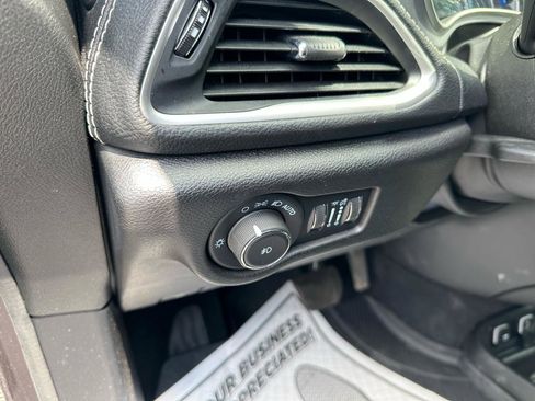 Used 2021 Chrysler Pacifica Touring-L w/ Uconnect Theater Family Group AWD/4WD image 10