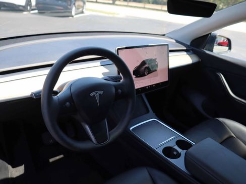 Used 2022 Tesla Model Y Long Range AWD/4WD image 18