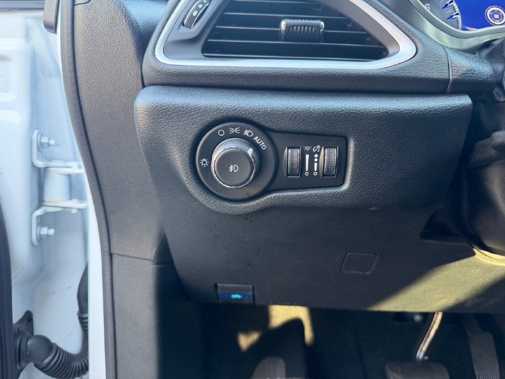 Used 2026 Chrysler Pacifica Select FWD image 18