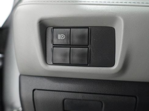 Used 2022 Toyota Highlander L FWD image 9
