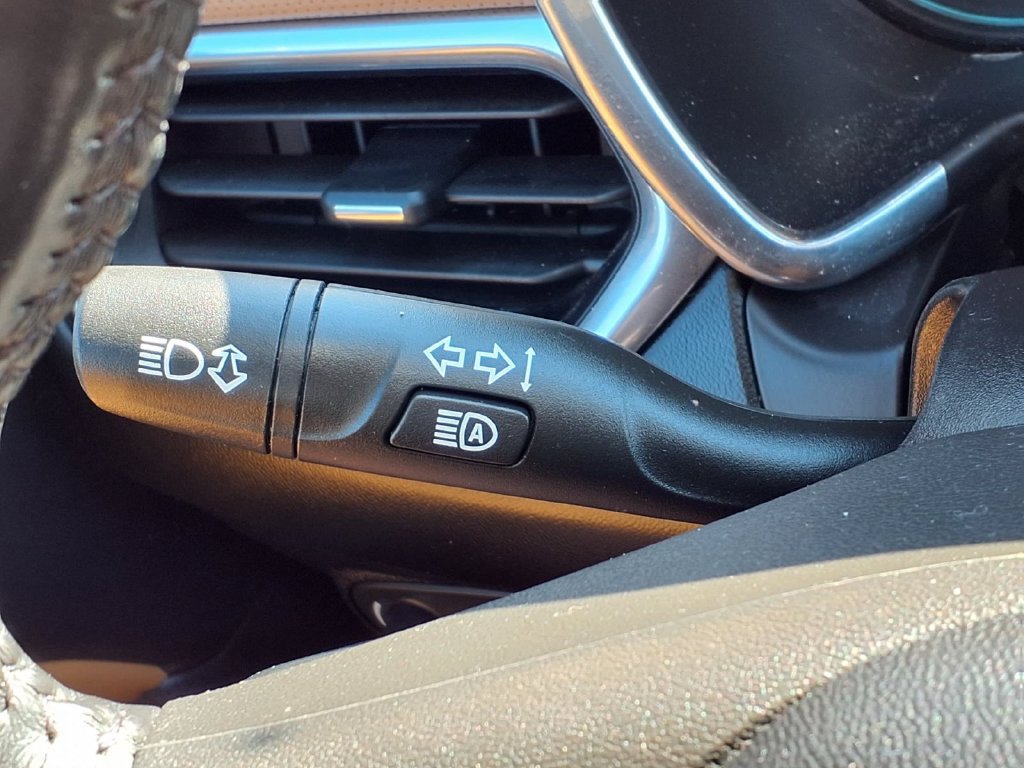 Used 2020 Chevrolet Equinox Premier FWD image 28