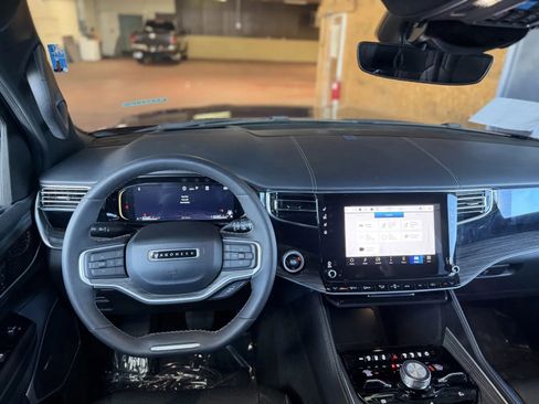 Used 2023 Jeep Wagoneer L Series II w/ Convenience Group I AWD/4WD image 23
