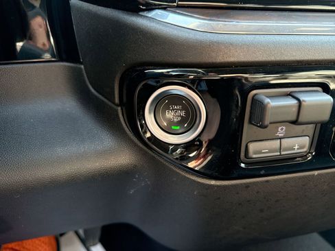 Used 2025 GMC Sierra 1500 SLT image 16