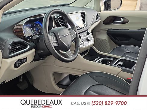 Used 2023 Chrysler Pacifica Limited FWD image 9