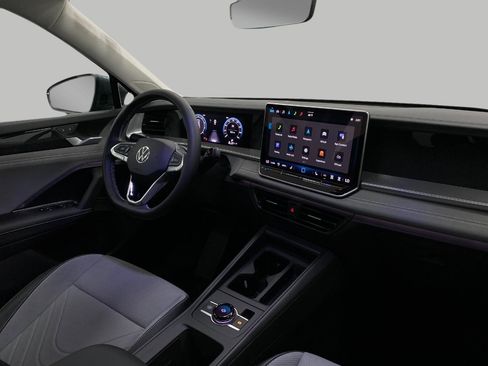 New 2025 Volkswagen Tiguan SE image 17