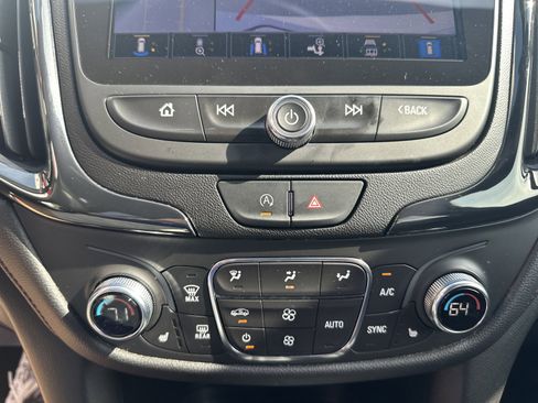 Used 2022 Chevrolet Equinox RS w/ RS Leather Package FWD image 18