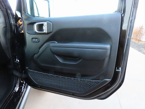 Used 2025 Jeep Gladiator Sport image 12