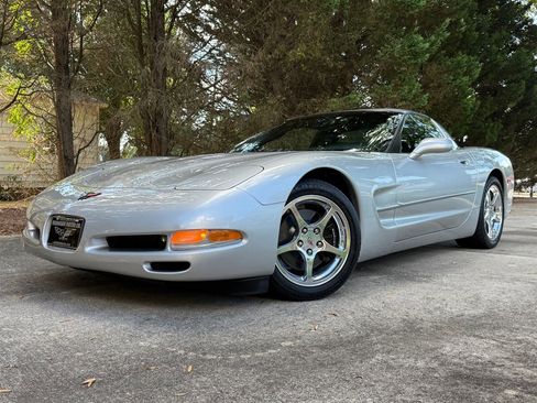 Used 2004 Chevrolet Corvette Coupe w/ Preferred Equipment Group image 2