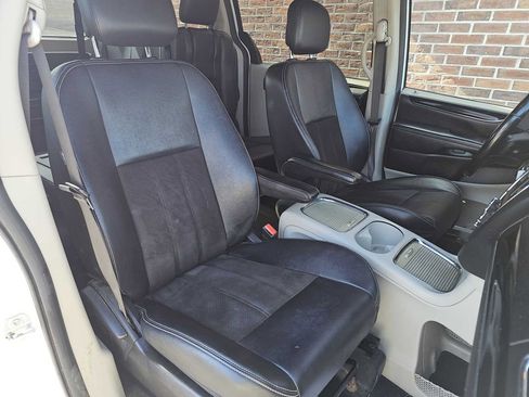 Used 2019 Dodge Grand Caravan SXT image 5