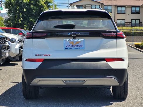 Used 2023 Chevrolet Bolt EUV LT w/ Convenience Package FWD image 7