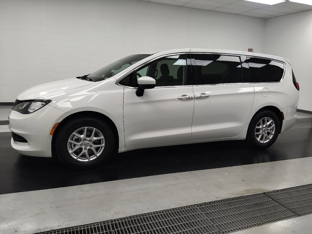 Used 2023 Chrysler Voyager LX FWD image 2
