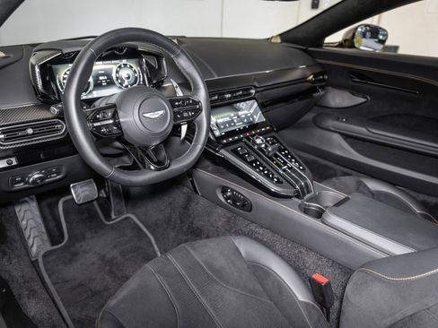 Used 2025 Aston Martin V8 Vantage Coupe image 3