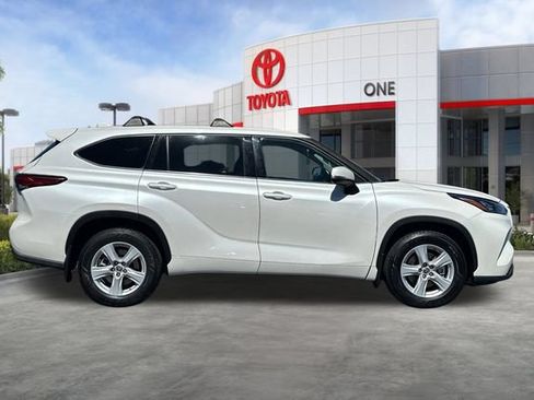 Certified 2020 Toyota Highlander LE AWD/4WD image 3