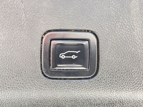 Used 2021 Chevrolet Suburban RST AWD/4WD image 28