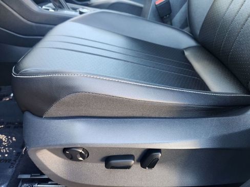 Used 2022 Volkswagen Tiguan SE image 9