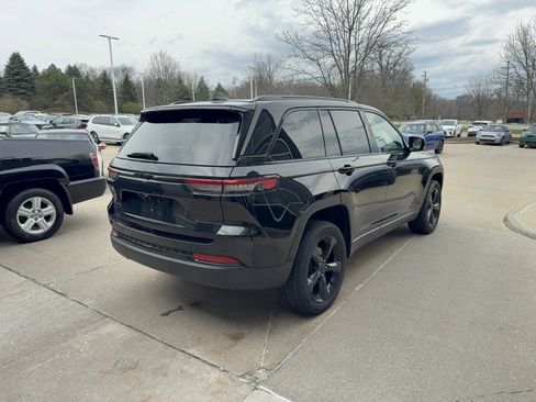 Used 2023 Jeep Grand Cherokee Altitude image 4