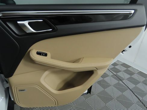 Certified 2025 Porsche Macan AWD/4WD image 30