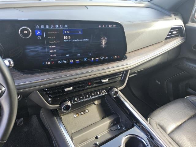 Used 2025 Chevrolet Suburban Premier AWD/4WD image 3