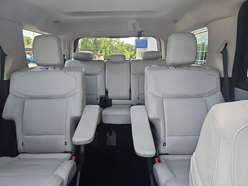 Used 2025 Ford Expedition Platinum w/ Driver's Package AWD/4WD image 9