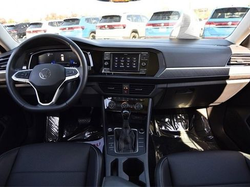 Certified 2024 Volkswagen Jetta SE w/ Panoramic Sunroof Package image 7