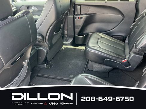 Used 2025 Chrysler Pacifica Select FWD image 12