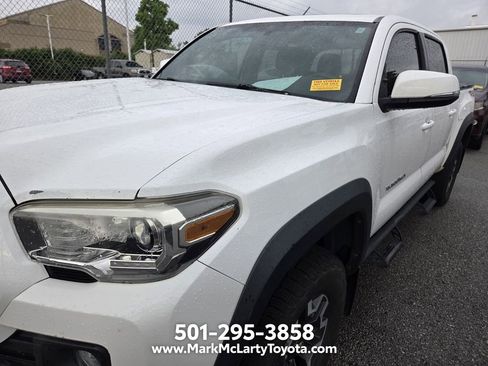 Used 2017 Toyota Tacoma TRD Off-Road w/ Premium & Technology Package AWD/4WD image 5