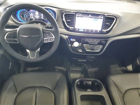 New 2025 Chrysler Pacifica Select image 12