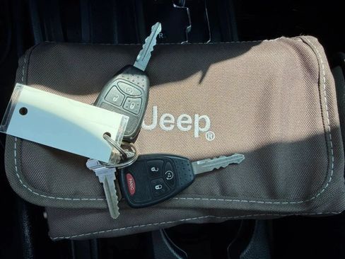 Used 2017 Jeep Wrangler Unlimited Sahara w/ Connectivity Group AWD/4WD image 36
