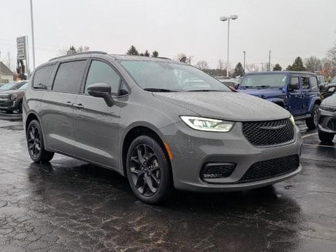 Used 2021 Chrysler Pacifica Limited w/ Uconnect Theater Family Group image 2