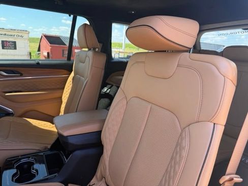 Used 2024 Jeep Grand Cherokee L Summit AWD/4WD image 13