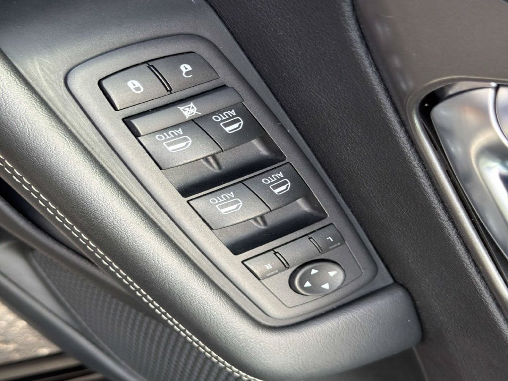 Used 2025 Chrysler Pacifica Select FWD image 19