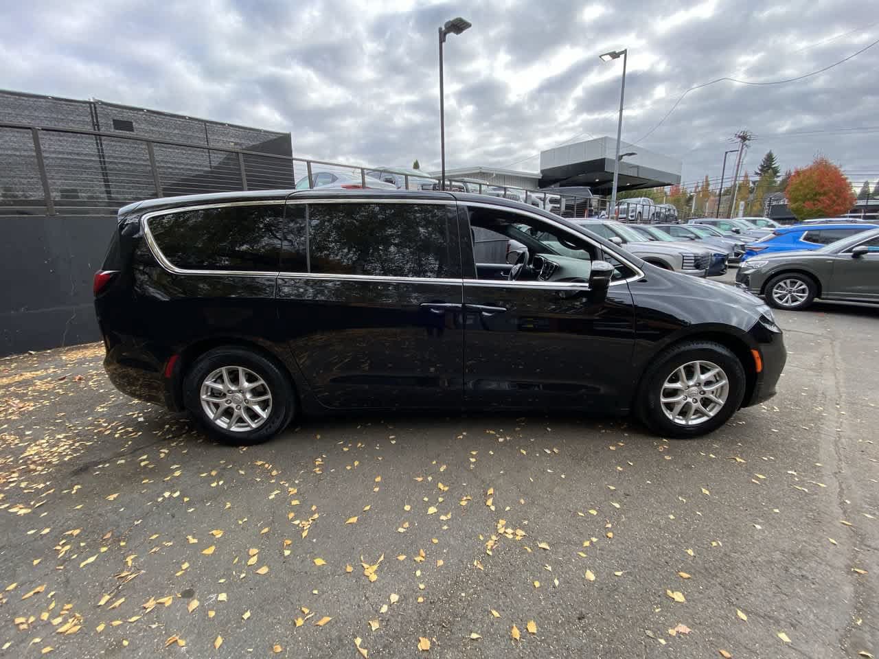Used 2025 Chrysler Pacifica Select FWD image 7