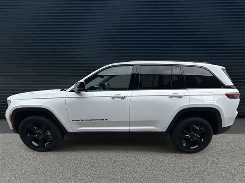 Used 2025 Jeep Grand Cherokee Limited w/ Black Appearance Package image 2