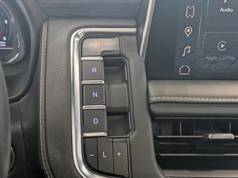 Used 2023 GMC Yukon XL SLT image 12