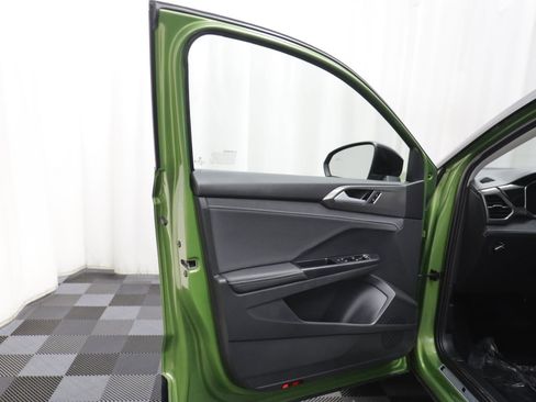 Used 2025 Volkswagen Taos SE image 4