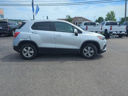 Used 2022 Chevrolet Trax LS w/ Tint and Cruise Package AWD/4WD image 6