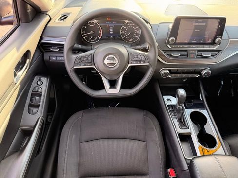 Used 2024 Nissan Altima 2.5 SV FWD image 16