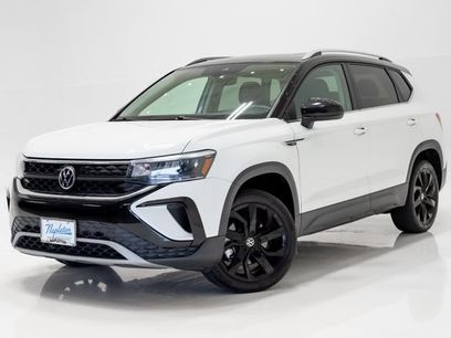Used 2023 Volkswagen Taos SE w/ Panoramic Sunroof Package