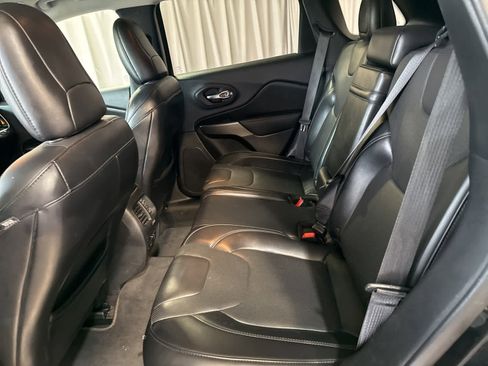 Used 2019 Jeep Cherokee Limited w/ Technology Group image 18