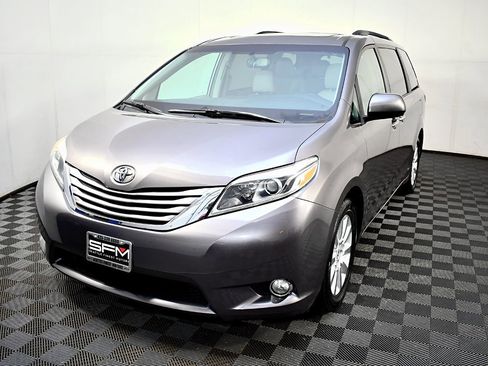 Used 2015 Toyota Sienna XLE image 2