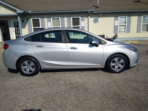 Used 2017 Chevrolet Cruze LS image 5