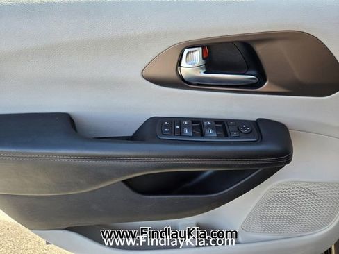 Used 2019 Chrysler Pacifica Touring Plus w/ Tire & Wheel Group FWD image 23