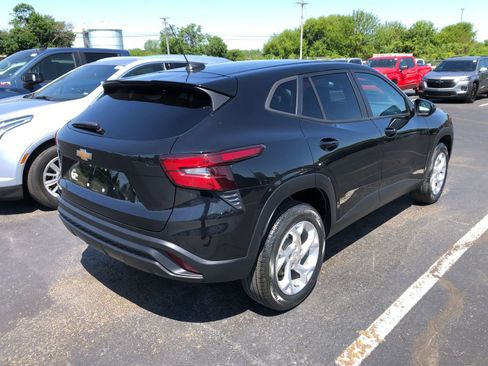 Used 2024 Chevrolet Trax LS w/ LS Convenience Package FWD image 4