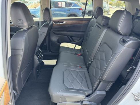Certified 2025 Volkswagen Atlas SE FWD image 33