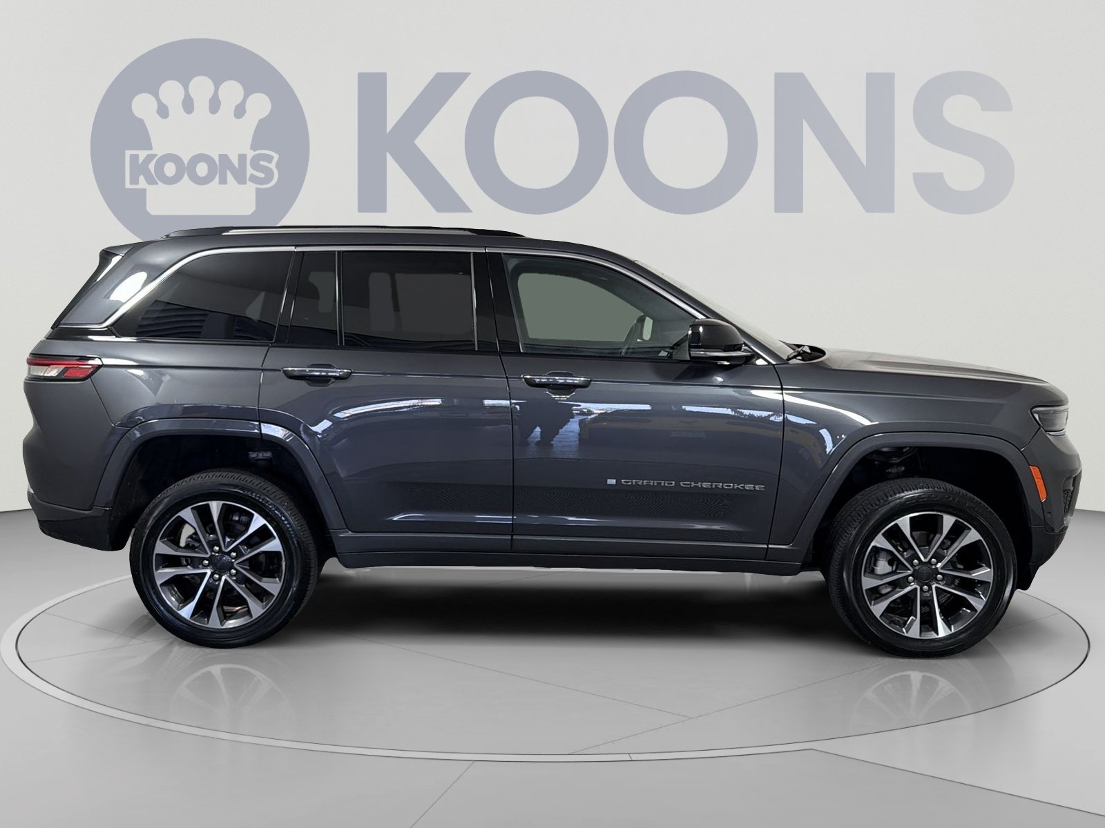Used 2023 Jeep Grand Cherokee Overland w/ Luxury Tech Group IV AWD/4WD image 8