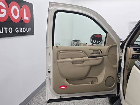 Used 2013 Cadillac Escalade Luxury RWD image 28