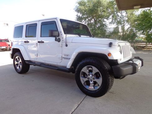 Used 2016 Jeep Wrangler Unlimited Sahara w/ Connectivity Group AWD/4WD image 3