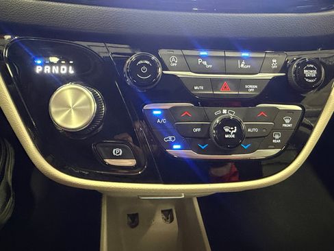 Used 2023 Chrysler Pacifica Touring-L FWD image 47