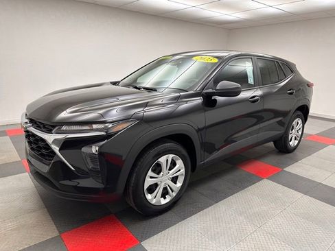 Used 2025 Chevrolet Trax LS FWD image 3