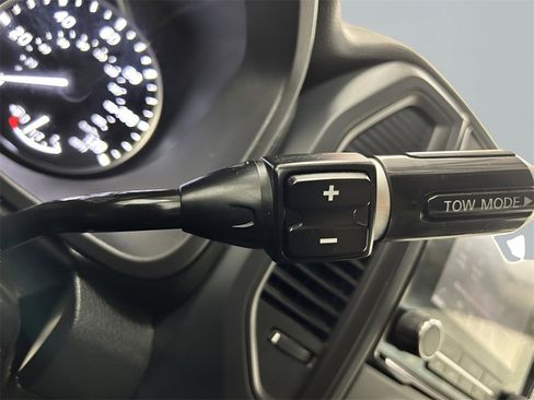 Used 2022 Nissan Titan SV image 14